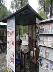市文广局设置在麒麟湾公园内的阅读亭.JPG